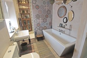 Stylish Bath/Shower/WC- click for photo gallery